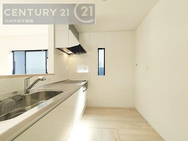 【キッチン】家族との会話を楽しめながら、お子様を見守りながら、お料理をすることができます。