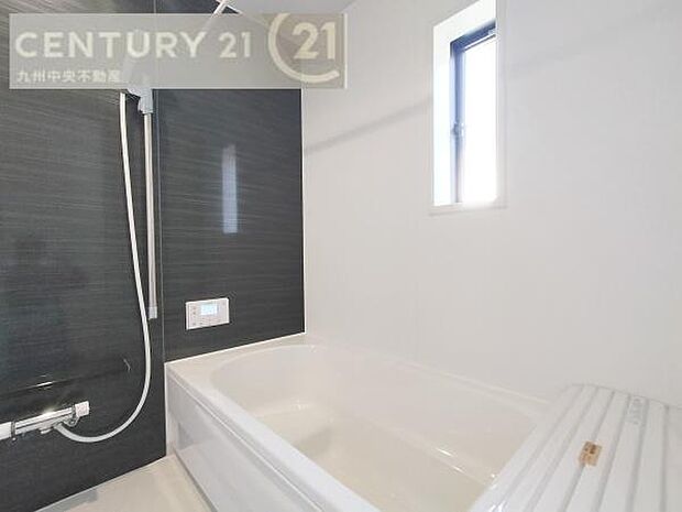 【ユニットバス】浴室暖房乾燥機付きで雨の日が多い梅雨の時期も安心です。また、冬のヒートショック対策としても活躍します。