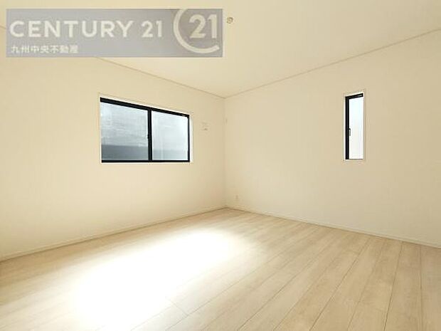 【洋室】2面採光を確保したお部屋。爽やかな風を感じて起きる朝は、快適生活の始まりに。