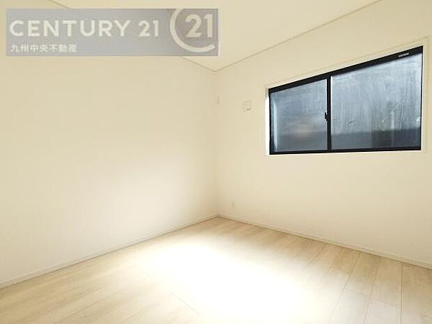 【洋室】家族一人ひとりの大切なプライベート空間。趣味に合わせて使って頂けるようシンプルに仕上げてあります。