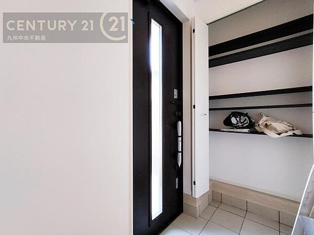 【玄関】玄関をスッキリに見せるために、シューズボックスを設置しました。オシャレは足元から。