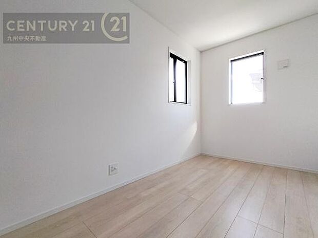 【子供部屋】学習机やベッドの配置がしやすい空間です。