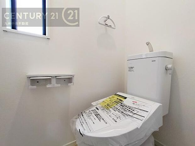 【トイレ】汚れてもサッとひと拭きでお手入れ簡単、エコ仕様の温水洗浄便座付きのトイレです。バリアフリーにも配慮しています。