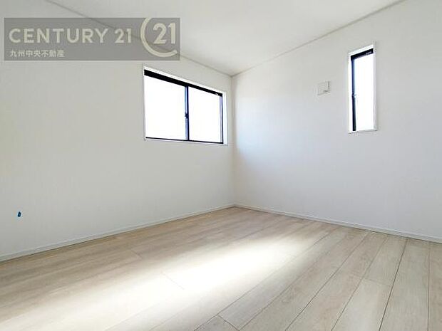 【洋室】家族一人ひとりの大切なプライベート空間。趣味に合わせて使って頂けるようシンプルに仕上げてあります。