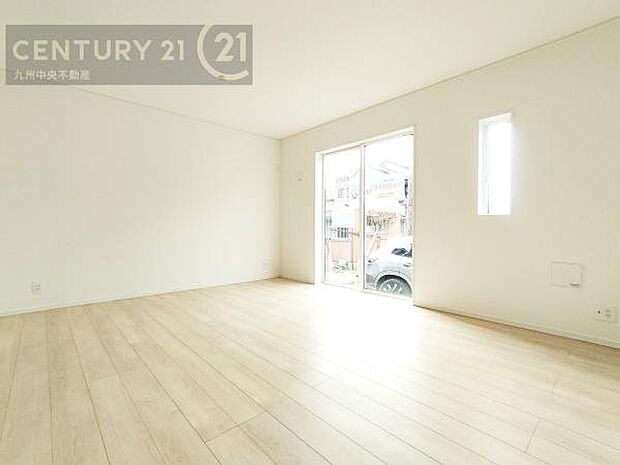 【リビング】ご家族みんながゆったり寛げる開放感たっぷりのリビング。広々としたリビングでは家具選びも楽しみの一つになりますね。