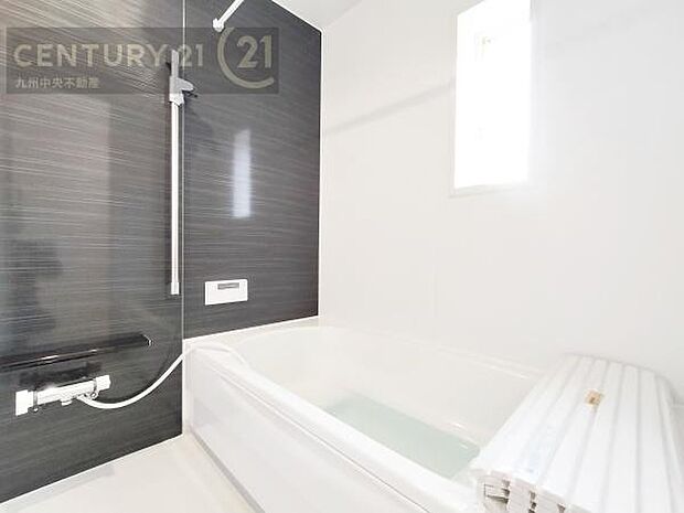 【ユニットバス】浴室暖房乾燥機付きで雨の日が多い梅雨の時期も安心です。また、冬のヒートショック対策としても活躍します。