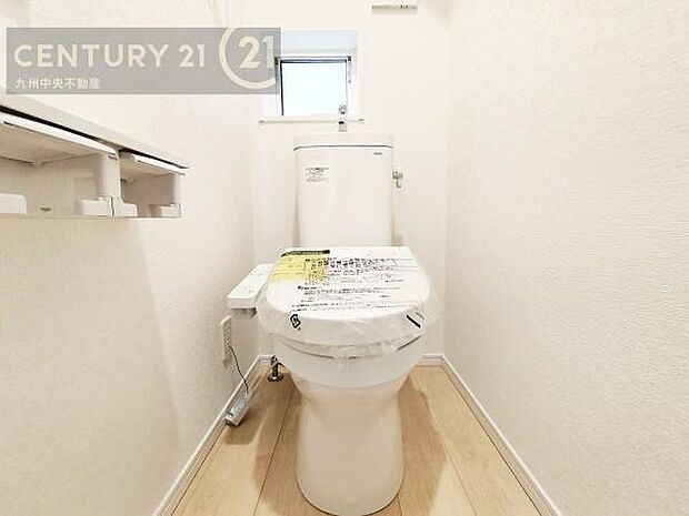 【トイレ】汚れてもサッとひと拭きでお手入れ簡単、エコ仕様の温水洗浄便座付きのトイレです。バリアフリーにも配慮しています。