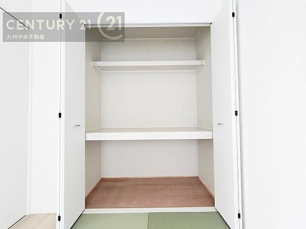 【押入】デッドスペースを作らず空間を無駄なく使うことのできる奥行きがあります。