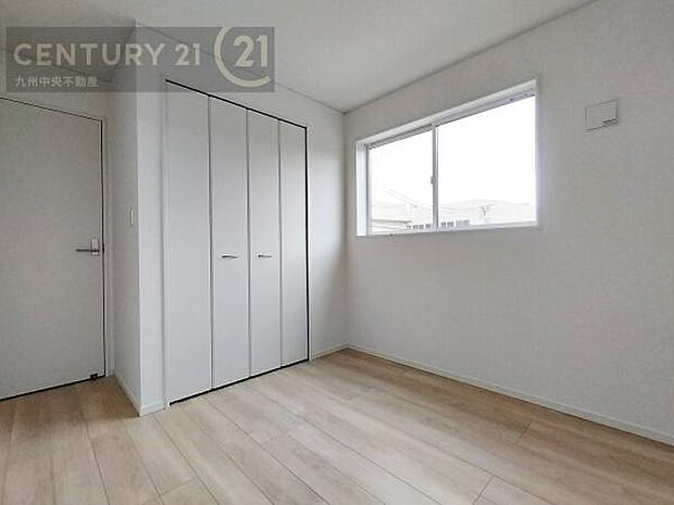 【子供部屋】学習机やベッドの配置がしやすい空間です。