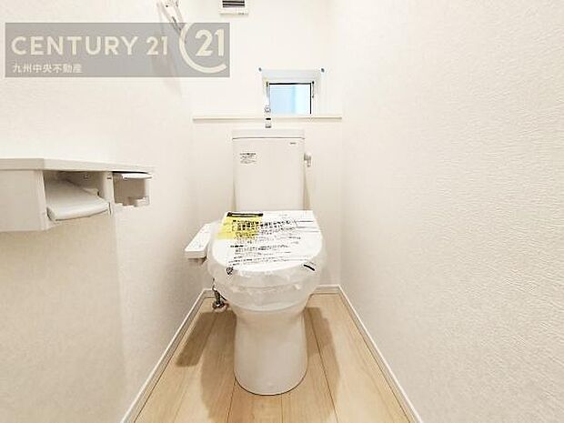 【トイレ】汚れてもサッとひと拭きでお手入れ簡単、エコ仕様の温水洗浄便座付きのトイレです。バリアフリーにも配慮しています。