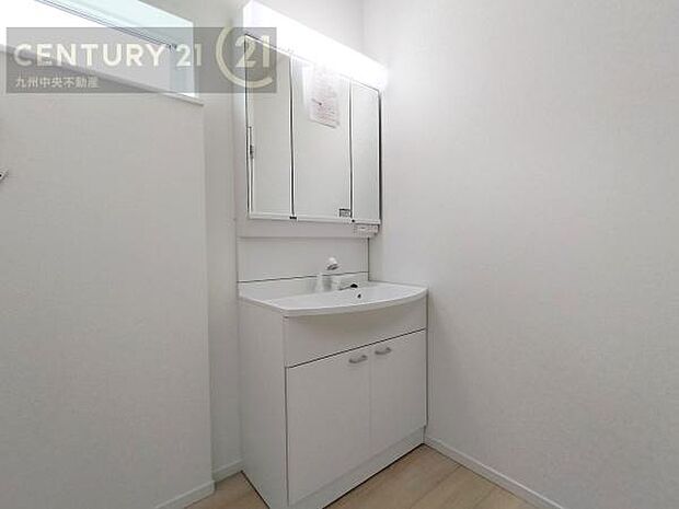 【洗面所】広々とした洗面スペースで朝時間も快適に。鏡の両サイドは、必要なものを取り出しやすく、大きな鏡面で朝の準備もスムーズに。