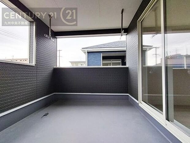 【バルコニー】広々バルコニー。日当たりも良く、洗濯物もよく乾きます。