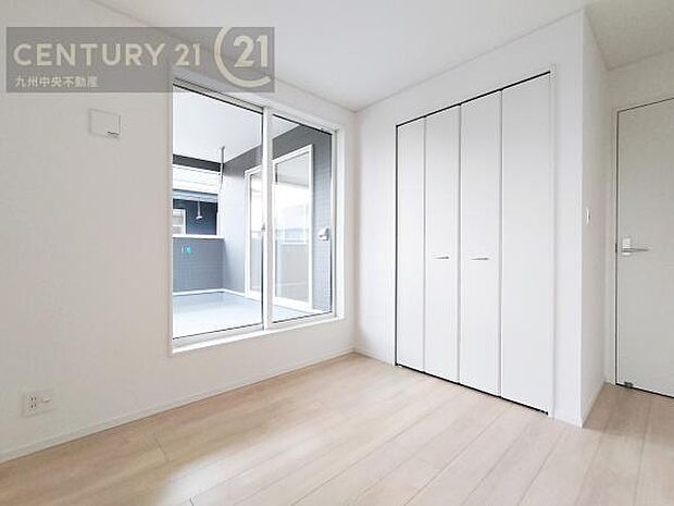 【洋室】開放的なバルコニーに面したお部屋。採光良好な快適空間です。