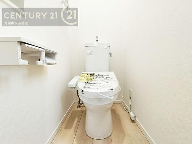 【トイレ】汚れてもサッとひと拭きでお手入れ簡単、エコ仕様の温水洗浄便座付きのトイレです。バリアフリーにも配慮しています。