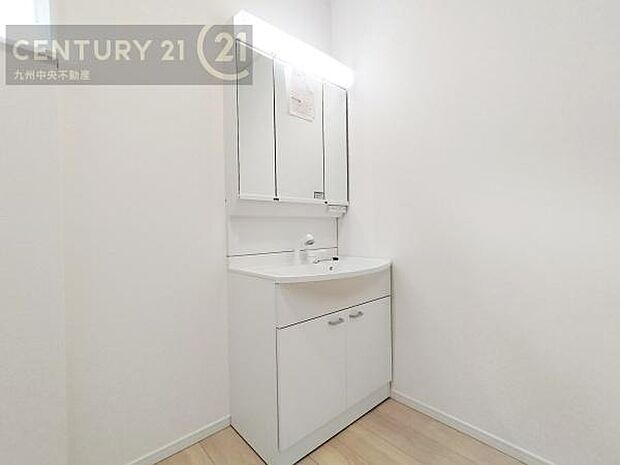 【洗面所】広々とした洗面スペースで朝時間も快適に。鏡の両サイドは、必要なものを取り出しやすく、大きな鏡面で朝の準備もスムーズに。