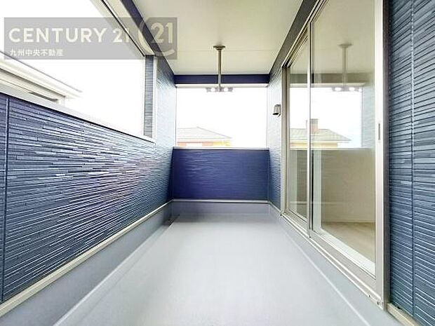 【バルコニー】広々バルコニー。日当たりも良く、洗濯物もよく乾きます。