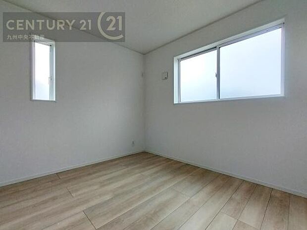 【洋室】2面採光を確保したお部屋。爽やかな風を感じて起きる朝は、快適生活の始まりに。