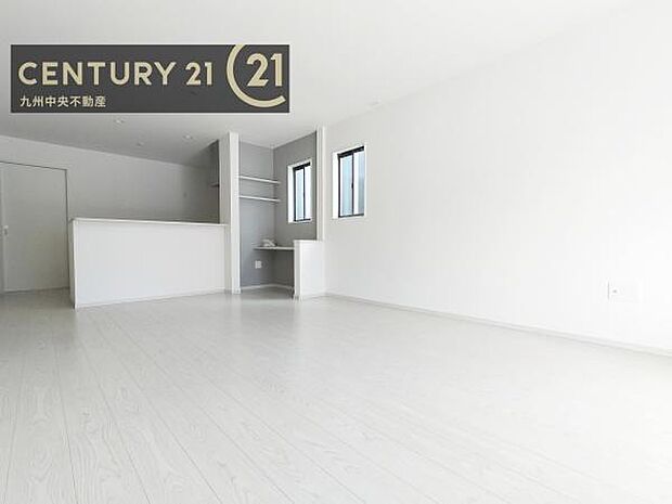 【リビング】ご家族みんながゆったり寛げる開放感たっぷりのリビング。広々としたリビングでは家具選びも楽しみの一つになりますね。