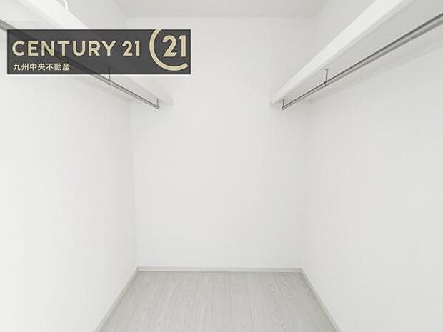 【ウォークインクローゼット】大型収納で片付け安心、生活にゆとりができ、お部屋もスッキリします。