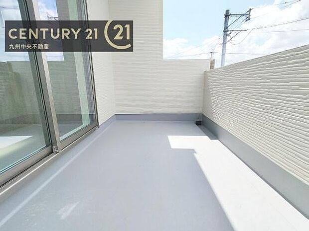 【バルコニー】広々バルコニー。日当たりも良く、洗濯物もよく乾きます。