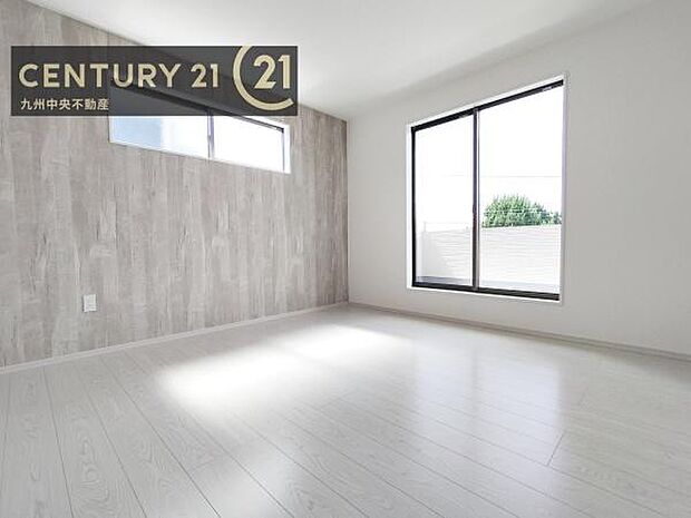 【洋室】開放的なバルコニーに面したお部屋。採光良好な快適空間です。