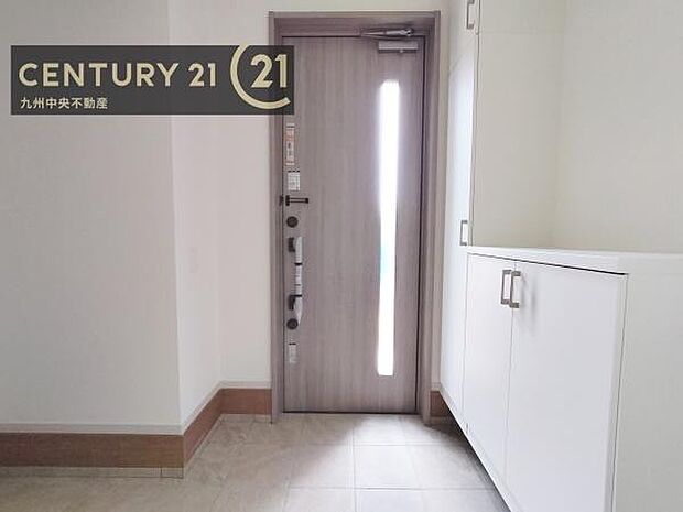 【玄関】玄関をスッキリに見せるために、シューズボックスを設置しました。オシャレは足元から。