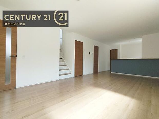 【リビング】ご家族みんながゆったり寛げる開放感たっぷりのリビング。広々としたリビングでは家具選びも楽しみの一つになりますね。