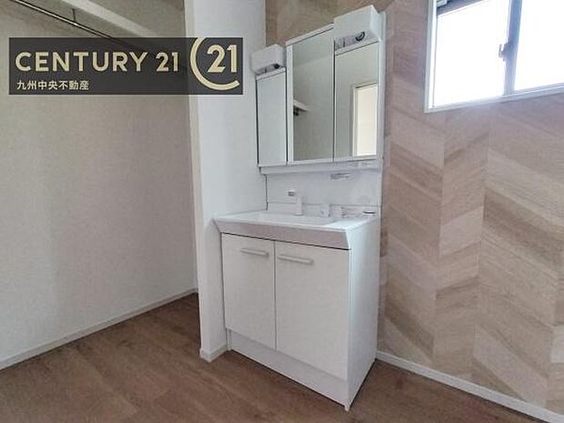 【洗面所】ゆとりの洗面スペースで朝の身支度も快適スムーズに。