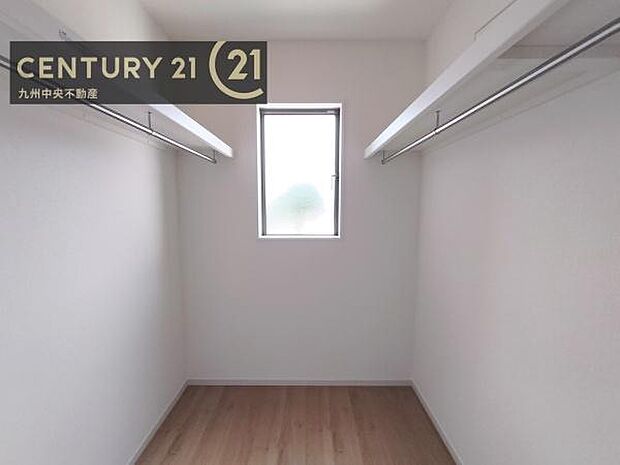 【ウォークインクローゼット】大型収納で片付け安心、生活にゆとりができ、お部屋もスッキリします。