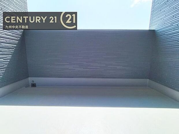 【バルコニー】広々バルコニー。日当たりも良く、洗濯物もよく乾きます。