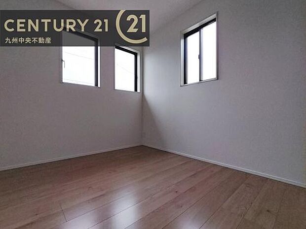 【子供部屋】学習机やベッドの配置がしやすい空間です。