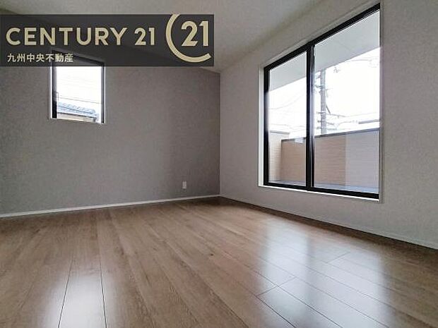 【洋室】開放的なバルコニーに面したお部屋。採光良好な快適空間です。