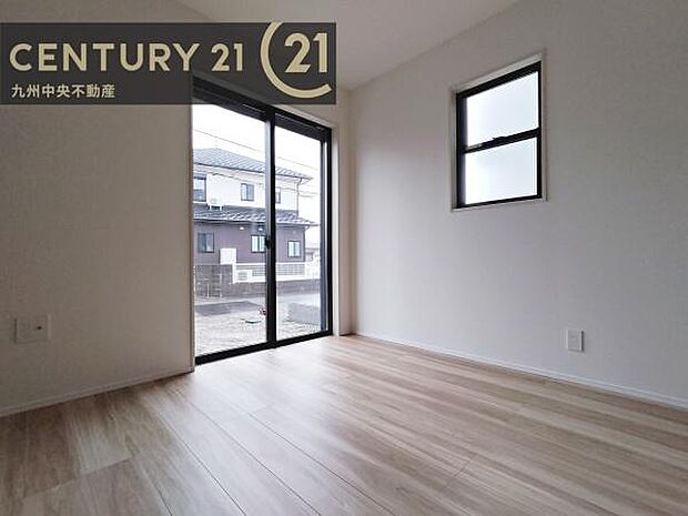 【洋室】2面採光を確保したお部屋。爽やかな風を感じて起きる朝は、快適生活の始まりに。