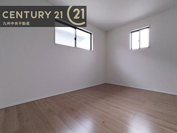 【洋室】2面採光を確保したお部屋。爽やかな風を感じて起きる朝は、快適生活の始まりに。