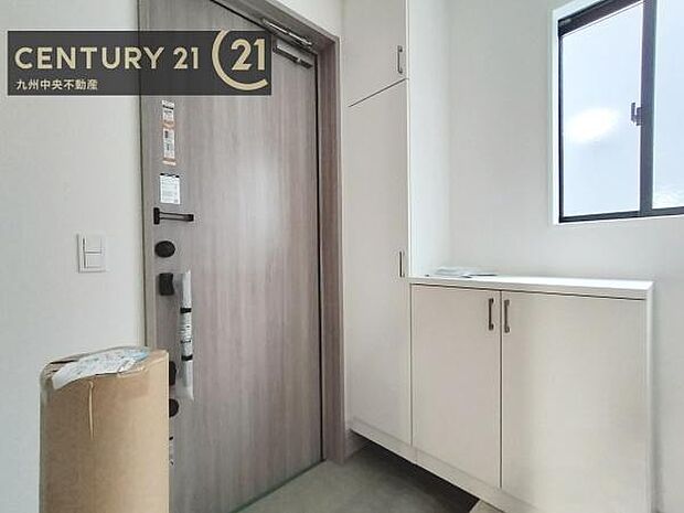 【玄関】玄関をスッキリに見せるために、シューズボックスを設置しました。オシャレは足元から。