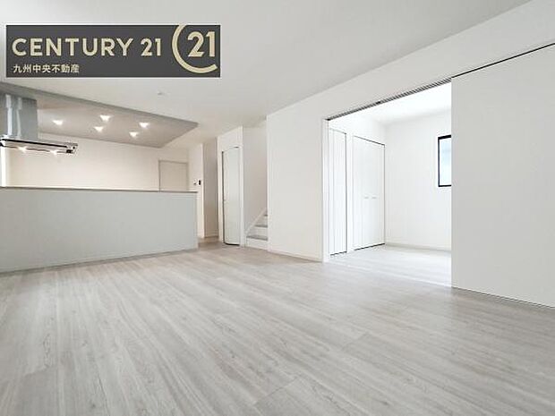 【リビング】ご家族みんながゆったり寛げる開放感たっぷりのリビング。広々としたリビングでは家具選びも楽しみの一つになりますね。