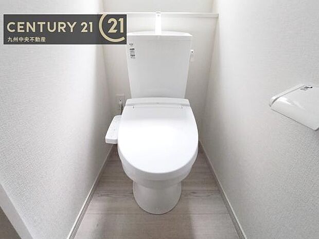 【トイレ】汚れてもサッとひと拭きでお手入れ簡単、エコ仕様の温水洗浄便座付きのトイレです。バリアフリーにも配慮しています。