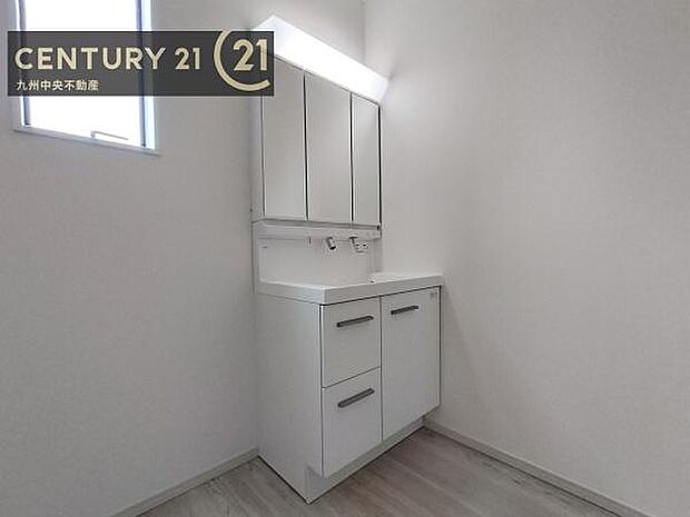 【洗面所】広々とした洗面スペースで朝時間も快適に。鏡の両サイドは、必要なものを取り出しやすく、大きな鏡面で朝の準備もスムーズに。