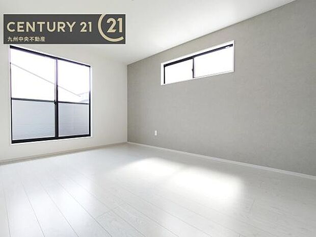 【洋室】開放的なバルコニーに面したお部屋。採光良好な快適空間です。