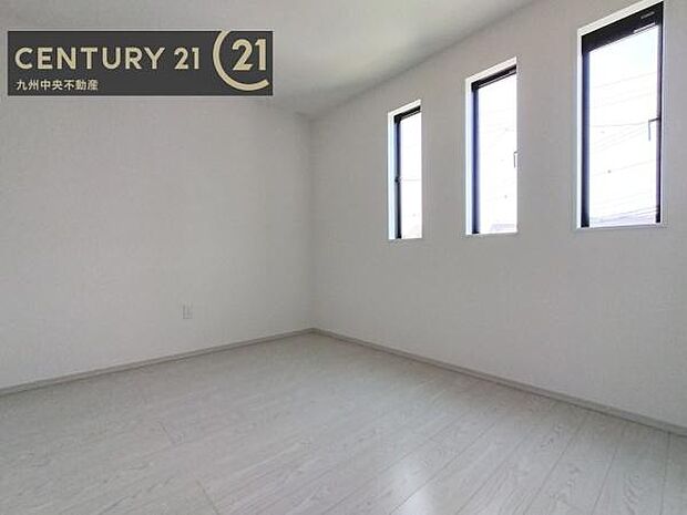 【洋室】2面採光を確保したお部屋。爽やかな風を感じて起きる朝は、快適生活の始まりに。