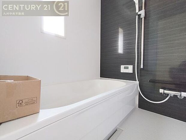 【ユニットバス】浴室暖房乾燥機付きで雨の日が多い梅雨の時期も安心です。また、冬のヒートショック対策としても活躍します。