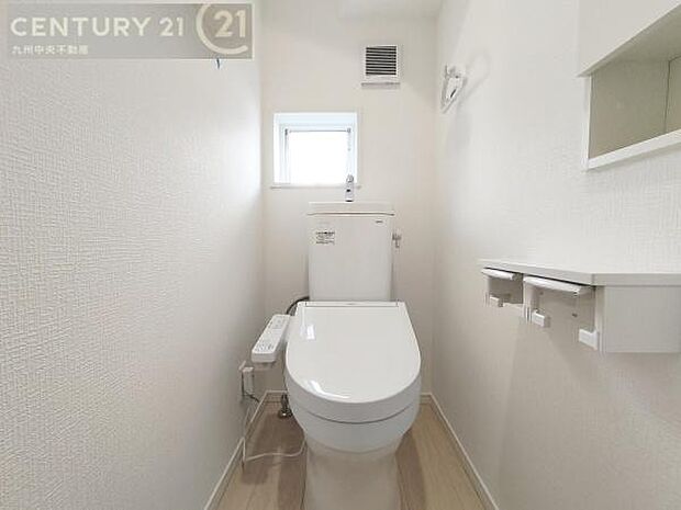 【トイレ】汚れてもサッとひと拭きでお手入れ簡単、エコ仕様の温水洗浄便座付きのトイレです。バリアフリーにも配慮しています。