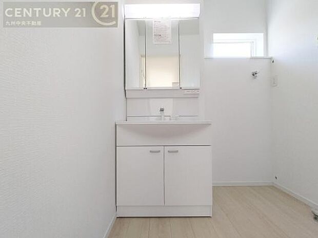 【洗面所】広々とした洗面スペースで朝時間も快適に。鏡の両サイドは、必要なものを取り出しやすく、大きな鏡面で朝の準備もスムーズに。