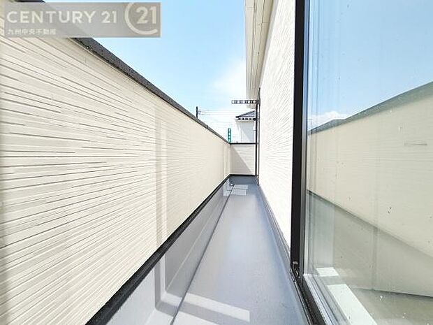 【バルコニー】日当たり良好なバルコニー。洗濯物やお布団もポッカポカに。