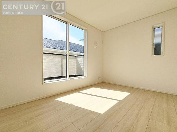 【洋室】開放的なバルコニーに面したお部屋。採光良好な快適空間です。