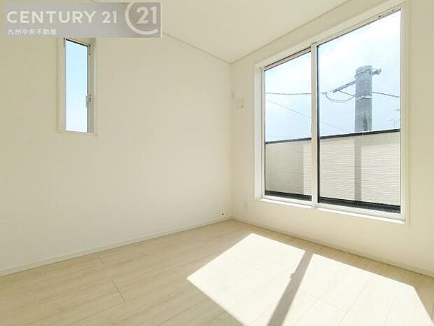 【洋室】開放的なバルコニーに面したお部屋。採光良好な快適空間です。