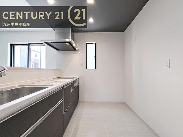 【キッチン】家族との会話を楽しみながら、お子様を見守りながら、お料理をすることができます。