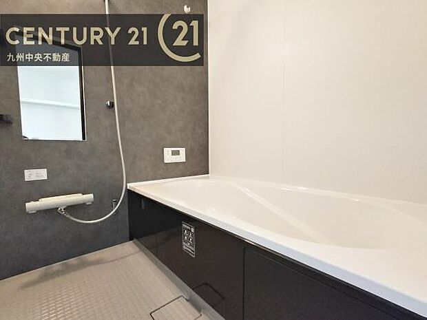 【ユニットバス】浴室暖房乾燥機付きで雨の日が多い梅雨の時期も安心です。また、冬のヒートショック対策としても活躍します。