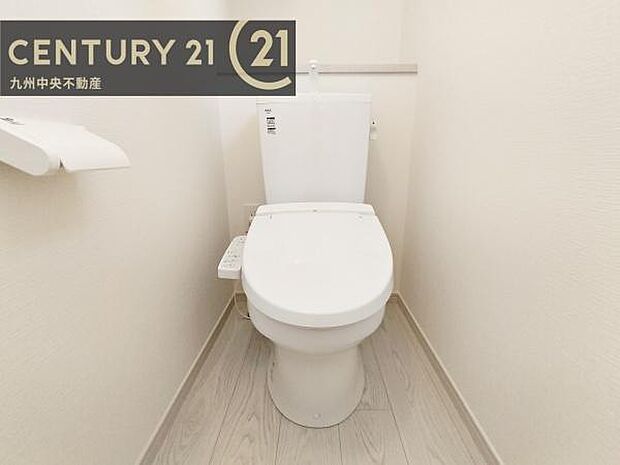 【トイレ】汚れてもサッとひと拭きでお手入れ簡単、エコ仕様の温水洗浄便座付きのトイレです。バリアフリーにも配慮しています。