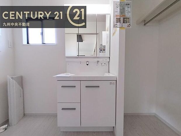 【洗面所】ゆとりの洗面スペースで朝の身支度も快適スムーズに。